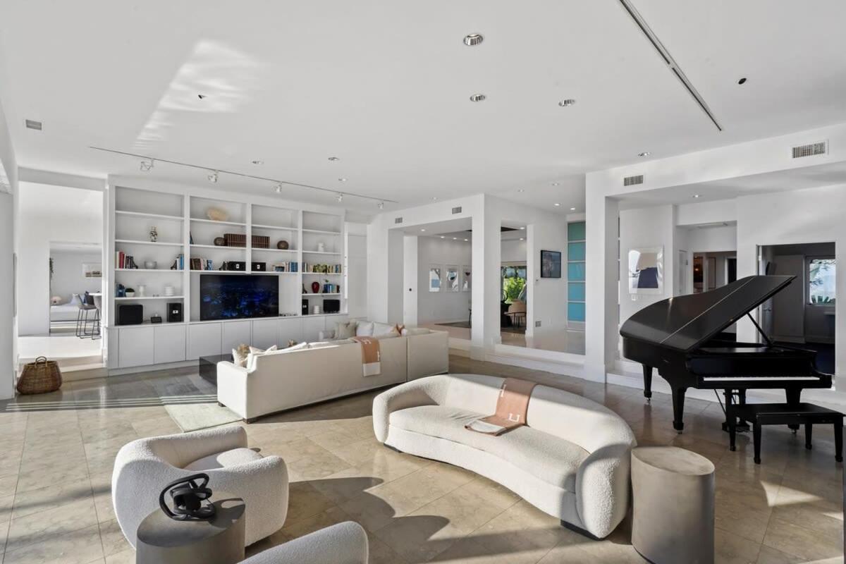 Crest Estate By Awhile